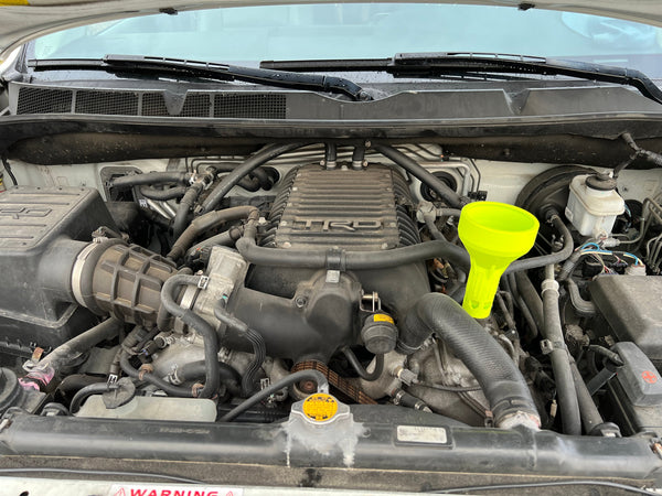 Fancy Speed Pour Oil Funnel (Toyota / Lexus)